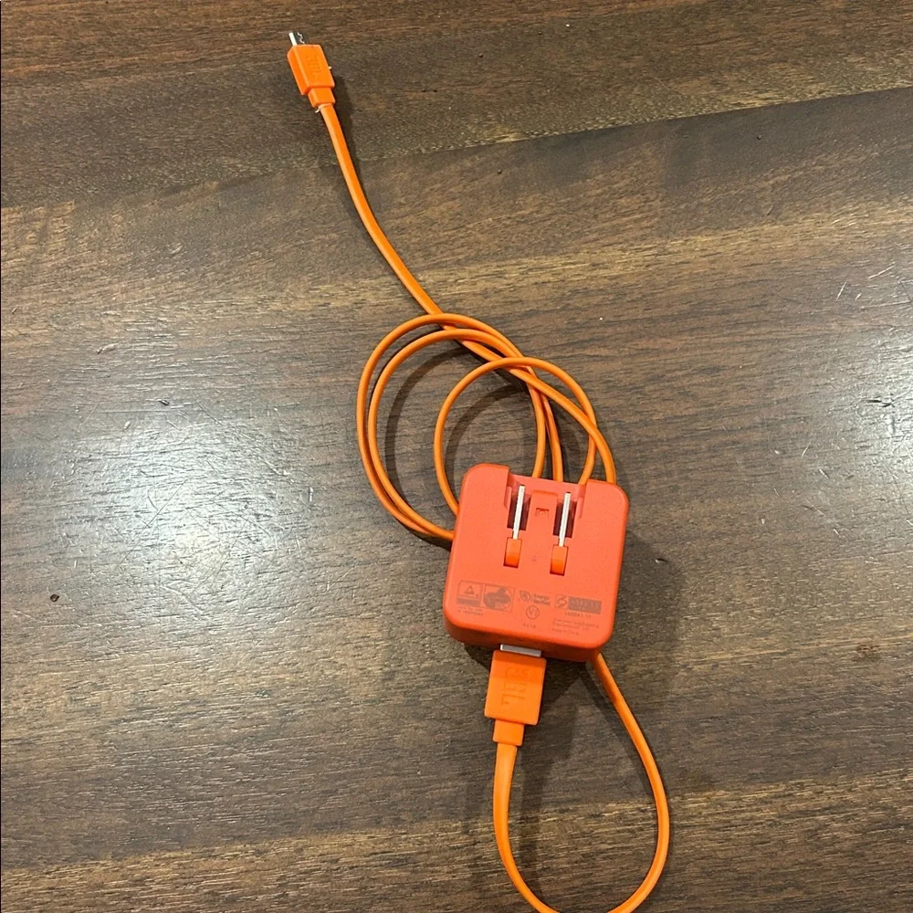 JBL charging brick and cable - Picture 2 of 3